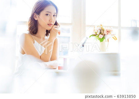 女人美女成人美女化妝美透明生活方式 女人美女成人美女化妝美透明生活方式 63913850
