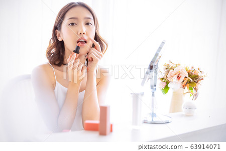 女人美女成人美女化妝美透明生活方式 女人美女成人美女化妝美透明生活方式 63914071