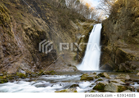 宮城秋穗瀑佈在清晨和早春 63914885