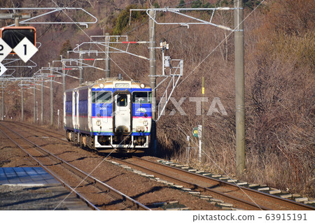 拍攝早春從北海道登別市JR富浦站進出的普通火車的景色 63915191