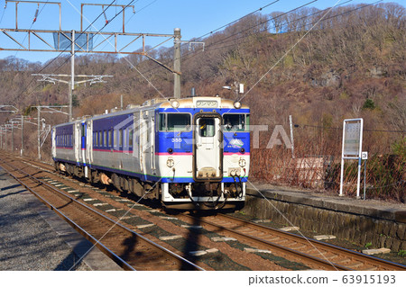 拍攝早春從北海道登別市JR富浦站進出的普通火車的景色 拍攝早春從北海道登別市JR富浦站進出的普通火車的景色 63915193
