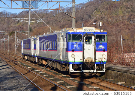 拍攝早春從北海道登別市JR富浦站進出的普通火車的景色 拍攝早春從北海道登別市JR富浦站進出的普通火車的景色 63915195