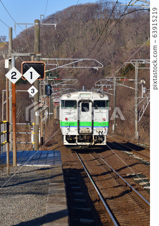 拍攝早春從北海道登別市JR富浦站進出的普通火車的景色 拍攝早春從北海道登別市JR富浦站進出的普通火車的景色 63915219