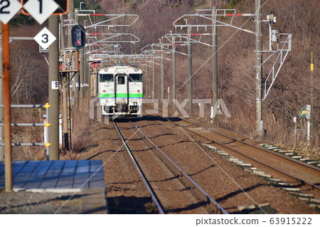 拍攝早春從北海道登別市JR富浦站進出的普通火車的景色 拍攝早春從北海道登別市JR富浦站進出的普通火車的景色 63915222
