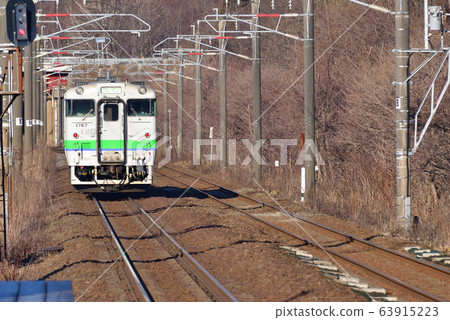 拍攝早春從北海道登別市JR富浦站進出的普通火車的景色 拍攝早春從北海道登別市JR富浦站進出的普通火車的景色 63915223