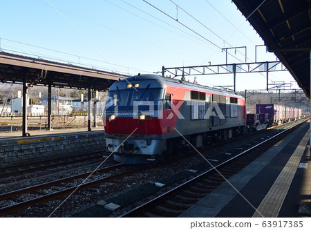 早春途經北海道登別市JR登別站的貨運列車的照片 早春途經北海道登別市JR登別站的貨運列車的照片 63917385