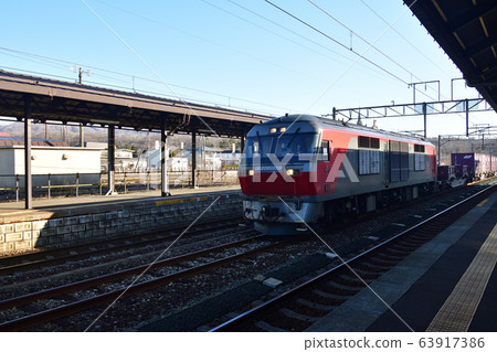早春途經北海道登別市JR登別站的貨運列車的照片 早春途經北海道登別市JR登別站的貨運列車的照片 63917386