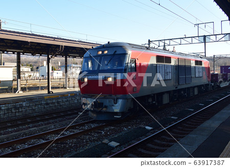早春途經北海道登別市JR登別站的貨運列車的照片 早春途經北海道登別市JR登別站的貨運列車的照片 63917387