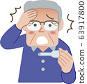 一個老人看著溫度計 63917800