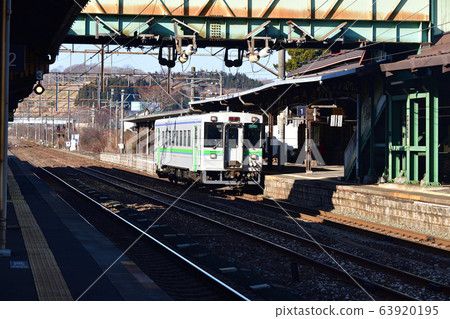 拍攝早春到達北海道登別市JR登別站的普通火車的景色 63920195