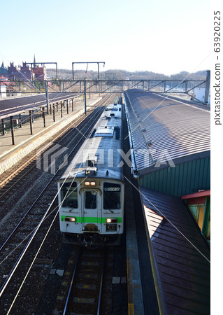 拍攝早春到達北海道登別市JR登別站的普通火車的景色 拍攝早春到達北海道登別市JR登別站的普通火車的景色 63920225