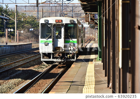 拍攝早春到達北海道登別市JR登別站的普通火車的景色 拍攝早春到達北海道登別市JR登別站的普通火車的景色 63920235