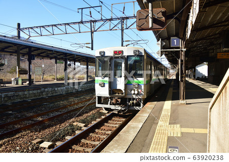 拍攝早春到達北海道登別市JR登別站的普通火車的景色 63920238
