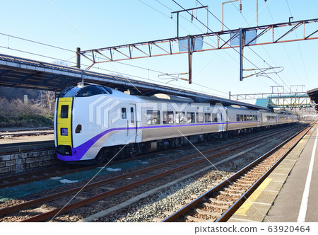 拍攝早春從北海道登別市JR登別站出發的北斗特快列車的景色 63920464