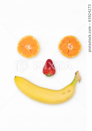 水果臉圖像(草莓,香蕉,橘子)/白色背景 水果臉圖像(草莓,香蕉,橘子)/白色背景 63924273