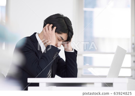 Japanese male businessman worried 63924825