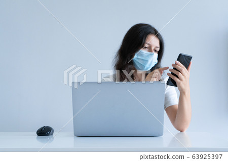 The girl works from home during quarantine. Corona 63925397