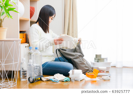 女人準備防災物品袋防災避難措施準備複製空間 63925777