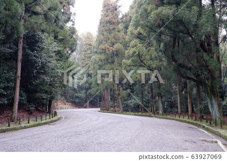 Gravel road and forest road 63927069