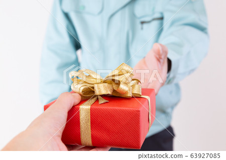 男人在工作 63927085