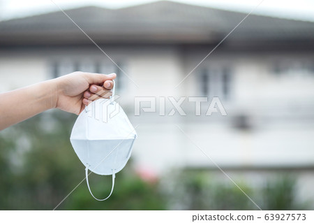 Everyone must wear a respirator before leaving the house 63927573