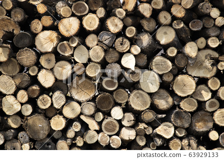一堆木柴堆積起來 63929133