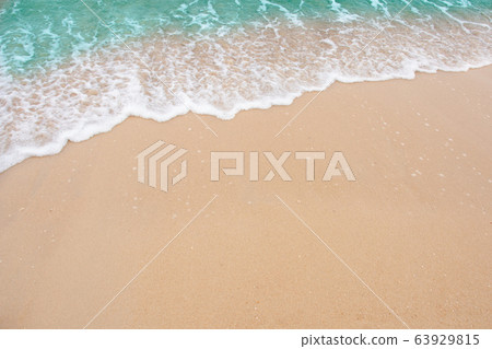 Summer beach concept - Soft wave of sea on empty 63929815