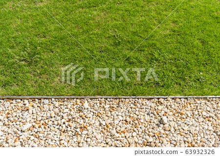 綠草和白色碎石的對比 63932326