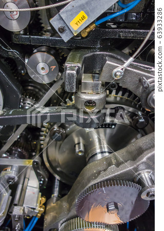 印刷機的驅動齒輪組。精密機械,機械形象 印刷機的驅動齒輪組。精密機械,機械形象 63933286