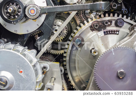 印刷機的驅動齒輪組。精密機械,機械形象 印刷機的驅動齒輪組。精密機械,機械形象 63933288