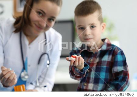 Happy child and pediatrician 63934060