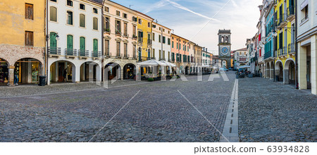 Street in the old town of Este Street in the old town of Este 63934828