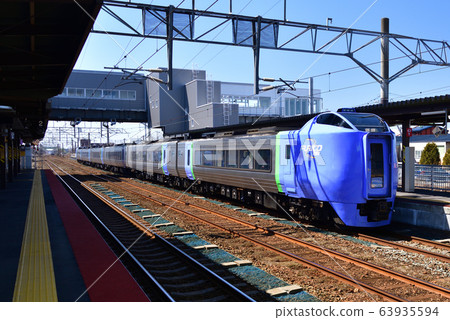 拍攝北海特快列車在早春出發並到達北海道白老町JR白老車站的照片 拍攝北海特快列車在早春出發並到達北海道白老町JR白老車站的照片 63935594