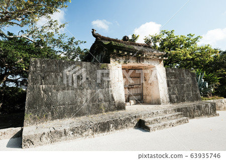 沖繩世界遺產的石頭崇拜之門之一，Sonobutake Ontake Ishimon，左 63935746