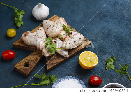 Raw chicken wings on cutting board. Top view Raw chicken wings on cutting board. Top view 63940294