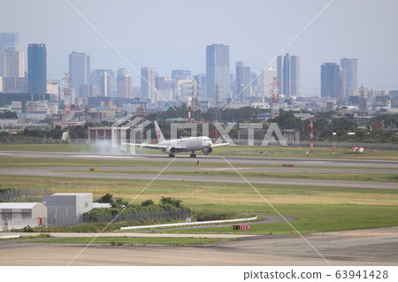日本飛機降落與大阪建築物在後台 63941428