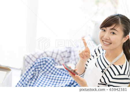 婦女不必要的商品智能手機 婦女不必要的商品智能手機 63942381