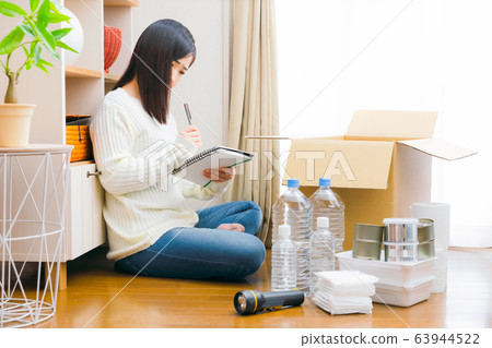 Women managing stockpiling Shortage Disaster prevention Disaster countermeasures Checklist Copy space 63944522