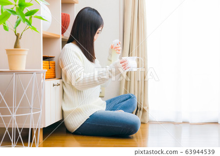 女人使用口罩噴霧副本空間 63944539
