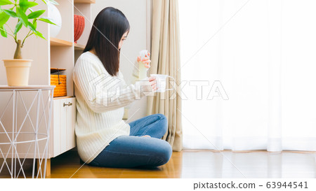 女人使用口罩噴霧複製空間16：9 63944541
