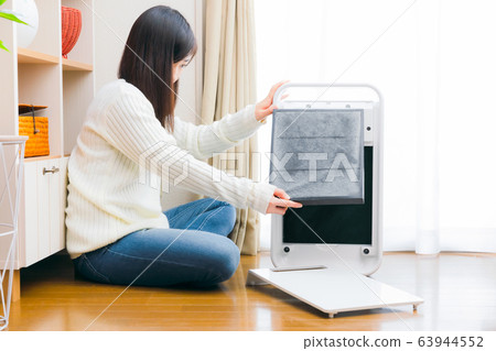 女人更換空氣淨化器過濾器副本空間 63944552