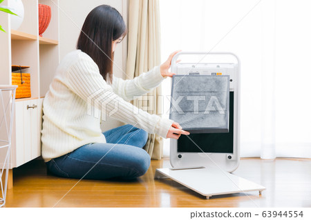 女人更換空氣淨化器過濾器副本空間 63944554