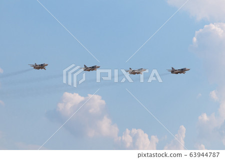 Sukhoi Su-24M Fencer 編隊飛行 Sukhoi Su-24M Fencer 編隊飛行 63944787