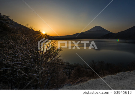 Motosu湖日出 63945613