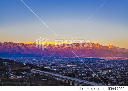 [山梨縣船岐市]日出時的阿爾卑斯山南部和甲府盆地 63949931