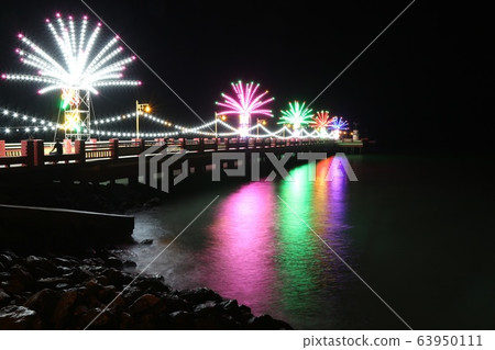 Colorful lights on the bridge Reflected into the sea surface smooth Caused by a slow shutter speed 63950111