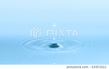 Two water drops and circle ripple 63951022