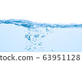 Clear blue water with air bubbles 63951128
