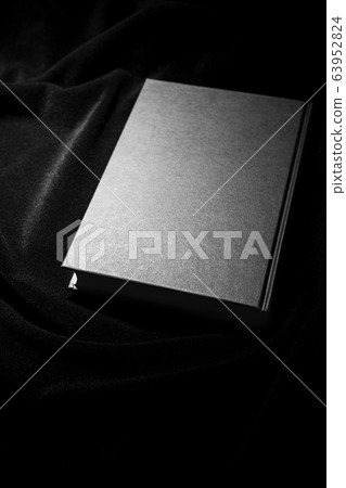 在深色背景上的精裝書 在深色背景上的精裝書 63952824