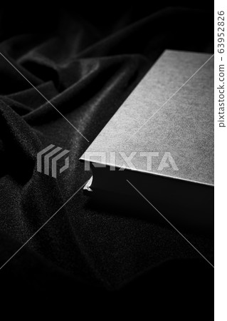 在深色背景上的精裝書 在深色背景上的精裝書 63952826